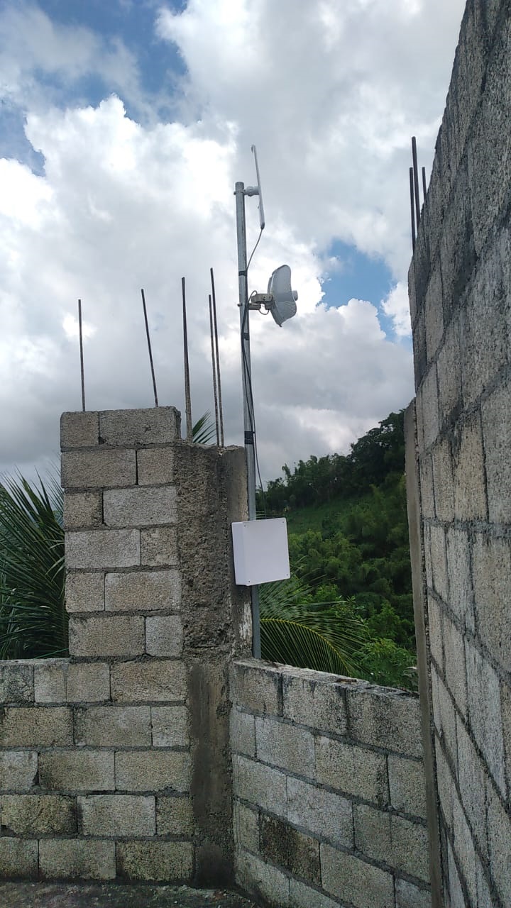 Xtrinet customer premises wireless radio and enclosure